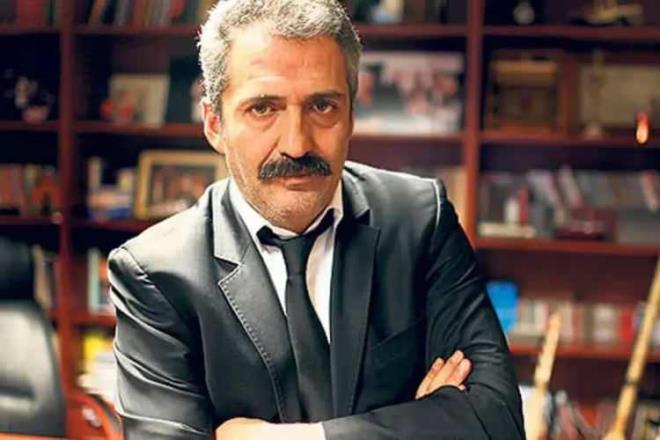 Kuyulardan çektiğimiz su ile otları pişiriyoruz. Ekmek ve başka bir şey yok. İsrail uçaklar ile kağıt atıyor. 'Bulunduğunuz bölgeyi terk edin' yazıyor kâğıtta. Nereye gidelim Yavuz abi diye soruyor. Ne yapsın bu insanlar?