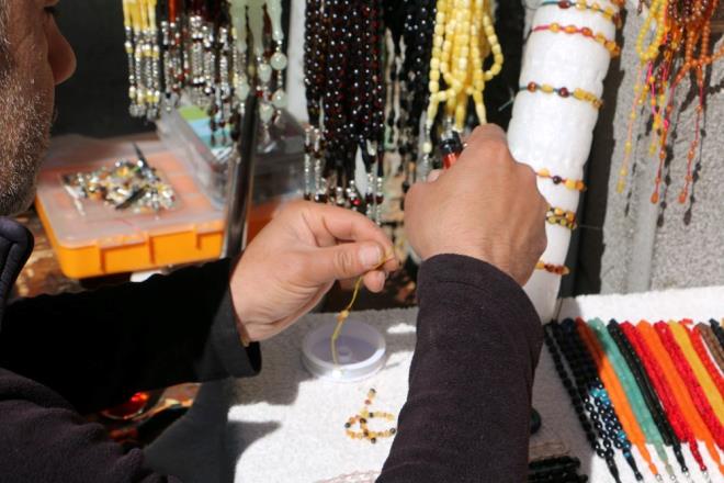 Diyarbakır'da vatandaşlar, şifalı olduğuna inanılan kehribar taşından tespih ve kolye yaptırıyor. Farklı tespih çeşitleri ve kolyeler satan Ömer Sapmaz, kehribar taşının sinir, stres, sarılık, guatr, astım gibi hastalıklara iyi geldiğini, çocuklarda da diş çıkarmaya yardımcı olduğunu söyledi.