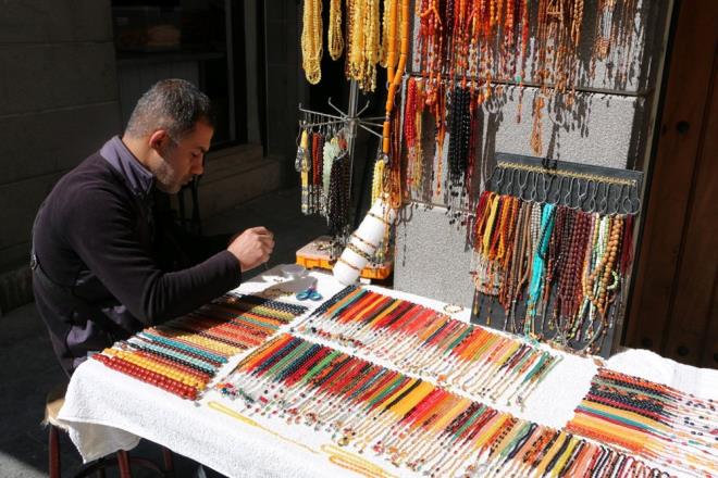 GENELLİKLE ÇOCUKLU AİLELER TERCİH EDİYOR    Daha çok çocuklu ailelerin bu taştan ürünleri talep ettiğini ifade eden Sapmaz, "Bebekte diş çıkarmaya yardımcı oluyor. Sarılık hastalığına iyi geliyor. Biz yetişkinler belki faydasını görmüyoruz ama çocuklarda daha etkili oluyor'' dedi.