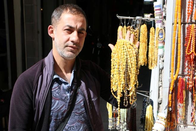 ORİJİNAL KEHRİBAR NASIL ANLAŞILIR?    Sapmaz, kehribar taşının orijinal olup olmadığının anlaşılması için tuzlu suya konulduğunu belirterek, taş üste çıkarsa orijinal, suyun altına inerse sahte olduğunu söyledi.