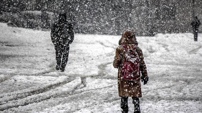 ÇORUM'DA OKULLAR TATİL Mİ?    Çorum?un Boğazkale ilçesinde yoğun kar yağışı nedeniyle tüm okullar öğleden sonra tatil edildi. Sungurlu ve Osmancık ilçelerinde ise taşımalı eğitime öğleden sonra ara verildi.