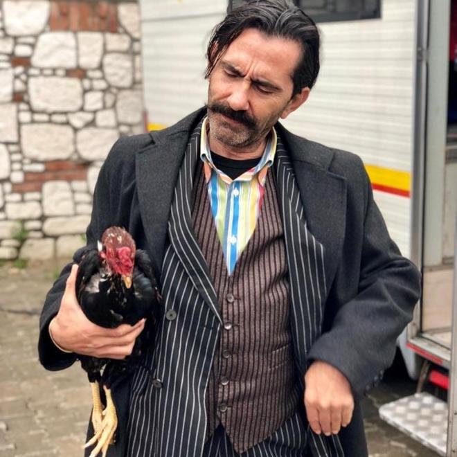 Maskeli Beşler serisi ve Avrupa Yakası dizisindeki rolleriyle tanınan Peker Açıkalın, uzun süredir gözlerden uzak bir yaşam sürüyor.