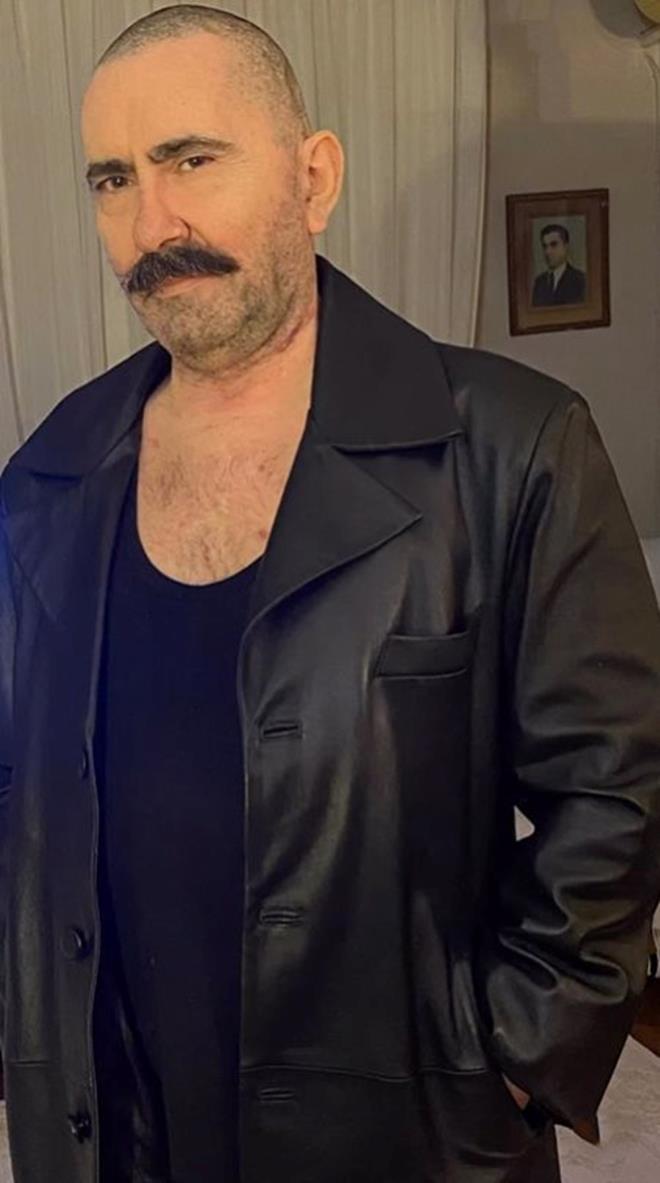 Sosyal medya hesabını aktif olarak kullanan Açıkalın, saçlarını kazıttı, bıyık bıraktı. Kilo aldığı görülen ünlü ismin son hali sosyal medyada gündem oldu.
