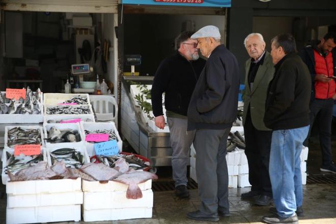 Kalkanın sezon ortasında kilogramı 1200 ila 1250 liradan satışa sunulduğunu ifade eden Arslantürk, vatandaşların balığa olan ilgisinden memnun olduklarını dile getirdi.