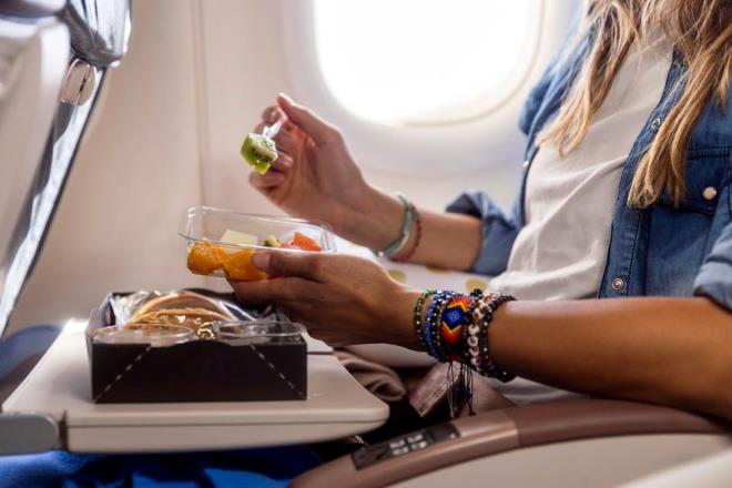DailyMail'de yer alan habere göre; Jet lag'i yenmek amacıyla kahve veya çay istemek cazip olsa da, Quigley, bu içecekler hakkında iki kez düşünülmesi gerektiğini ifade etti.