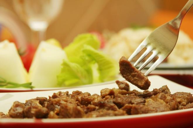 Yolcuların kabin içinde kaçınmaları gereken yiyecekler arasında süt ürünleri, baklagiller, yağlı yiyecekler, yeşil sebzeler ve gazlı içecekler de yer alıyor. Quigley, ?Uçaktaki hava sirküle edilir, asla taze değildir. Yani biri gaz çıkarırsa, bu havayı tekrar tekrar soluyorsunuz, bu da genel nezaket açısından önemlidir? diyerek, bu tür yiyeceklerin kabindeki hava kalitesini düşürebileceğine dikkat çekti.