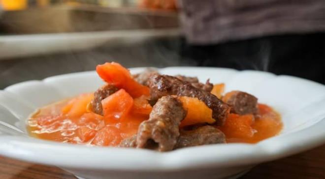 İzmir'in coğrafi işaret tescilli yemeği, Tire şiş köfte, dünya gastronomi dünyasının en önemli kaynaklarından biri olan TasteAtlas tarafından birinci seçildi.