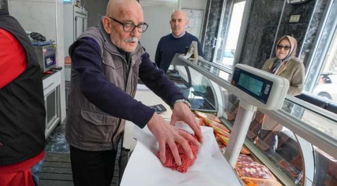 Geçtiğimiz ay birinci seçilen Tire şiş köfte, en fazla yüzde 20 yağ oranına sahip dana ya da sığır etiyle hazırlanıyor.