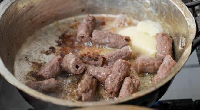 Tütsülenen köfteler, bakır tavada tereyağı ile sade, domatesli ya da yoğurtlu olarak servis ediliyor.