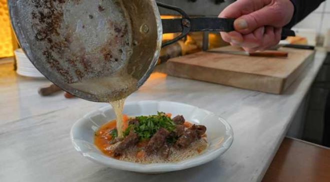 Dinlenmiş kıymayı şişe taktıktan sonra odun ateşinde ön pişirme işleminden geçiriyoruz. Ardından bakır tavalarda tereyağı ile isteğe göre sade, domates soslu ya da yoğurtlu olarak servis ediyoruz."