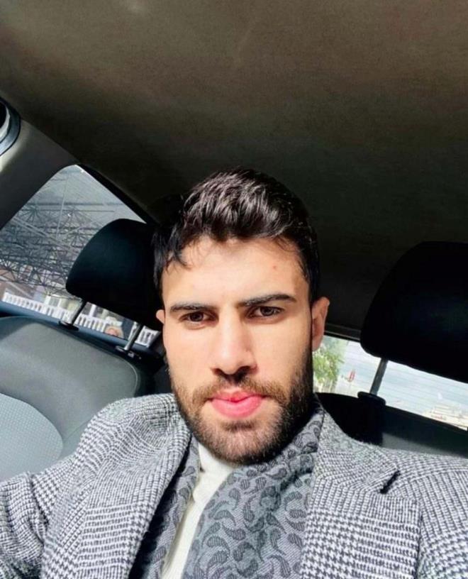 AĞIRLAŞTIRILMIŞ MÜEBBET HAPSİ İSTENDİ    Karşıyaka Cumhuriyet Başsavcılığı tarafından hazırlanan iddianameyle Karamus hakkında, eşi kasten öldürme suçundan ağırlaştırılmış müebbet ile ruhsatsız ateşli silahlarla mermileri satın alma veya taşıma veya bulundurmadan da 1 yıldan 3 yıla kadar hapis cezası istemiyle dava açıldı.    Serdar Karamus'un yargılanmasına bugün Karşıyaka 2'nci Ağır Ceza Mahkemesi'nde devam edildi. Duruşmada, tutuklu sanık Serdar Karamus'un yanı sıra Gözde Karamus'un annesi Gülhan Madi, babası Yüksel Madi, Kadın Cinayetlerini Durduracağız Platformu üyeleri ile taraf avukatları yer aldı.