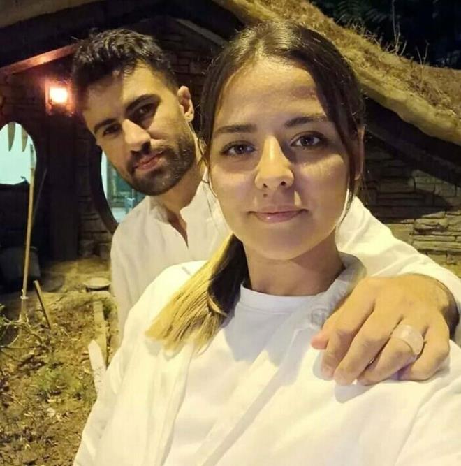 SANIĞIN TANIK YEĞENİNİN İDDİALARINA TEPKİ    Duruşmada sanığın yeğeni R.K. tanık olarak dinlenildi. R.K, "Dayım Serdar ile boşanma sürecinde sık sık konuştuk. Hatta bir keresinde dayım, yengem Gözde'nin bir uygulama aracılığıyla başkasıyla görüştüğünü söylemişti. Dayım boşanmak istediğini söylüyordu." dedi.    Tanığın ifadeleri üzerine söz verilen Gözde'nin babası Yüksel Madi, "Tanığın söylediklerini kabul etmiyorum. Sanık hiçbir zaman anlaşmalı boşanmak istemedi." diye konuştu.  Anne Gülhan Madi ise "Gözde'nin başka biriyle görüştüğü konusu kesinlikle yoktur" ifadelerini kullandı.