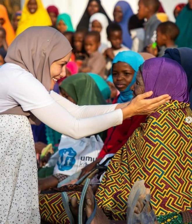 Şöhretin getirdiği konforu bir kenara bırakarak kendisini maneviyata ve yardıma ihtiyacı olan insanlara adayan Özçelik, yıllardır dünyanın dört bir yanında binlerce kişiye yardım eli uzatıyor.