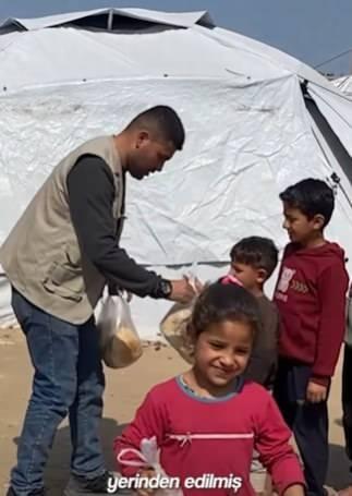 "GAZZELİ KARDEŞLERİMİZE TAZE EKMEK DAĞITIYORUZ"    Zulüm altında, zor şartlarda üretime devam ettiklerini dile getiren Özçelik, "Bölgede açtığımız ekmek fırınıyla Gazze'deki kardeşlerimize taze ekmek dağıtıyoruz" diye konuştu.