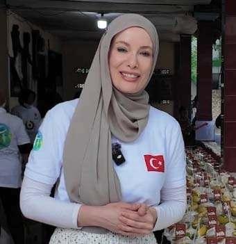 O anları sosyal medya hesabından paylaşan Özçelik, takipçilerinden sayısız 'Helal olsun Allah yardımlarını kabul etsin' şeklinde yorumlar aldı.