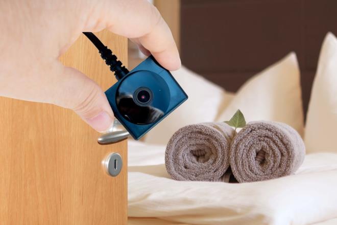 Ramazan Bayramı arifesinde yaşanan olayda, İstanbul'dan Sakarya'nın Sapanca ilçesine tatil için gelen bir aile, kiraladıkları bungalovda gizli kamera fark etti. Yatak odası ve jakuzi bölümünü doğrudan gören, ampul içine gizlenmiş kamerayı tespit eden aile, durumu emniyet birimlerine bildirerek şikayetçi oldu.
