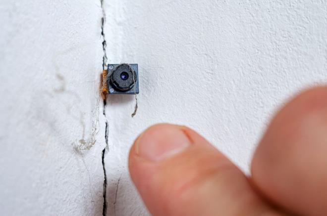 GİZLİ KAMERA NASIL TESPİT EDİLİR?    İhbar üzerine harekete geçen polis ekipleri, bungalovda bulunan tüm elektronik cihazlara el koyarak inceleme başlattı. Olay kamuoyunda büyük yankı uyandırırken, vatandaşlar "Gizli kamera nasıl tespit edilir?" ve "Hangi alanlarda gizlenmiş olabilir?" sorularına cevap aramaya başladı.