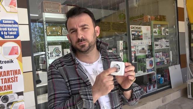 ''KORKUNÇ ÖZELLİKLERİ VAR''    Resul Karaaslan, gizli kameraların yalnızca kayıt yapmadığını, aynı zamanda canlı yayın özelliğine sahip olduğunu da belirterek, şunları söyledi:    "Bu kameraların korkunç özellikleri var. Bunlardan bir tanesi, bu kameralar doğrudan kayıt yapabiliyor, doğrudan internete bağlanabiliyor ve kullanıcı tarafından canlı bir şekilde izlenebiliyor.    Vatandaşlarımız, mağduriyet yaşamamaları için güvenmedikleri yerlere gitmesinler. Gittikleri yerlerde de bahsettiğim yollarla gizli bir kamera varsa tespit edebilirler. Aynı zamanda bu kameraları tespit etmek için satılan cihazlar da var. Ama herkes o cihazları yanında taşıyamayabilir. Bu sebepten ben pratik olarak bu yolları sunuyorum'' ifadelerini kullandı.