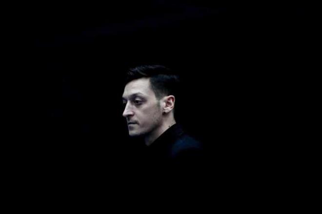 Bu isimlerden biri olan eski futbol yıldızı Mesut Özil, son açıklamalarıyla gündeme geldi. "Real Madrid" ve "Arsenal" gibi dünyaca ünlü futbol kulüplerinde forma giyen ve sayısız başarıyla adından söz ettiren Özil, Gazze için milyonlara seslendi.