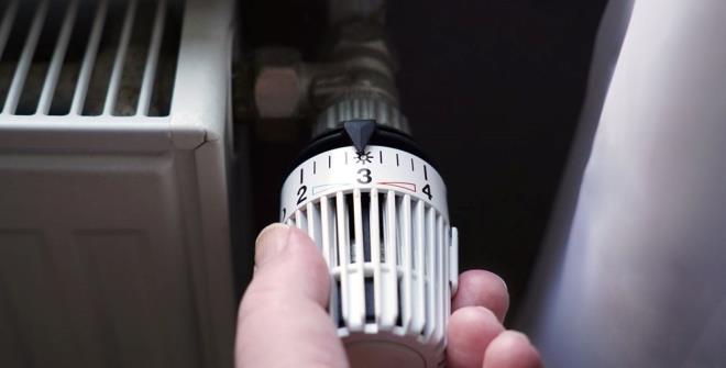 KŞAM SOĞUKLARINA DİKKAT    Her ne kadar gündüzleri sıcaklık artıyor olsa da, akşam saatlerinde havaların serin olabilir termostatların bu geçişleri otomatik olarak algılayacak şekilde ayarlanabilir. Ona göre, 12-13°C aralığı, kombinin otomatik olarak devreye girmesi için iyi bir eşik.