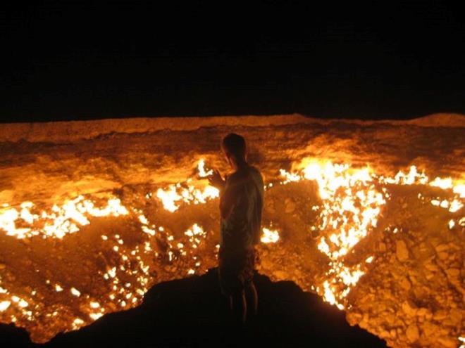 Türkmenistan Doğal Gaz Araştırma Enstitüsü Direktörü Bayrammyrat Pirniyazov, 2022 yılında katıldığı bir forumda, bu ilginç jeolojik yapının Türkmen bilim adamları tarafından incelendiğini ifade etmişti.    Derveze bölgesinde çok miktarda doğal gazın yandığını ve bunun çevreye zarar verdiğini belirten Pirniyazov, kraterin kapanması için yurt dışından teklifler aldığını ileri sürdü.
