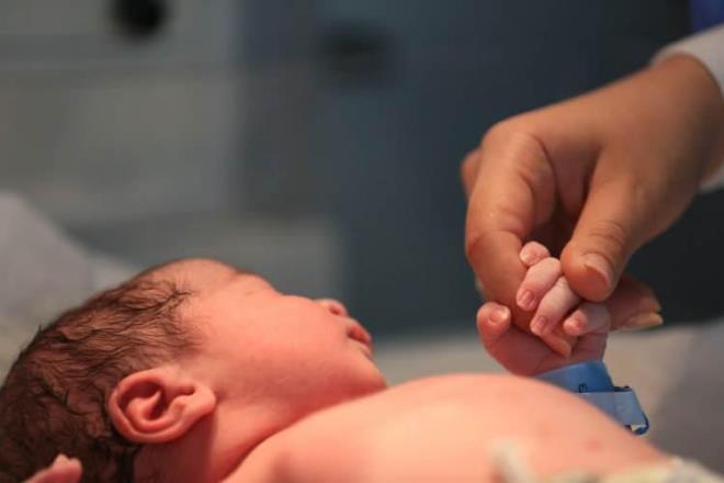 MEVCUT DOĞUM İZNİ SÜRELERİ    Türkiye'de annelere tanınan doğum izni süresi, 4857 sayılı İş Kanunu'nun 74. maddesinde şu şekilde belirtilmiştir.    Doğum öncesi izin: 8 hafta (hamilelik süresinin 40 hafta olduğu kabul edildiğinde, genellikle gebeliğin 32. haftasından itibaren başlar).    Doğum sonrası izin: 8 hafta.    Toplam ücretli doğum izni: 16 hafta.    İkiz veya üçüz gibi çoğul gebeliklerde, doğum öncesi izin süresi her bir çocuk için 2 hafta artırılır; ikiz doğumda doğum öncesi izin 10 hafta, toplamda ise en az 18 hafta olur.