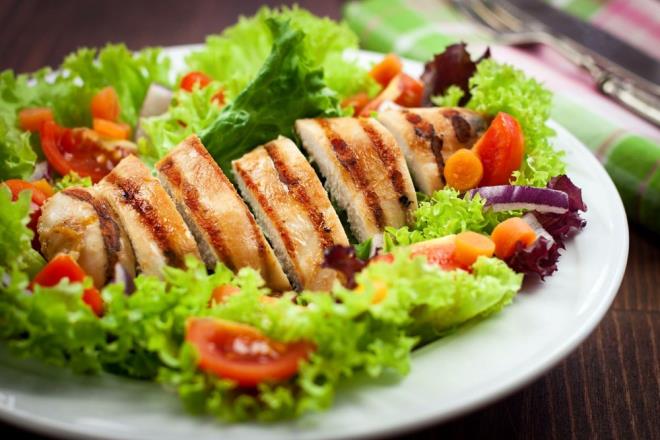 Tavuk eti ile ilgili bulgular endişe verici olsa da, araştırma genel olarak tavuk etinin kırmızı etten daha sağlıklı olduğuna dair bazı kanıtlar da sunuyor. Özellikle gastrointestinal sistem dışı kanserlerde, kırmızı et tüketiminin daha yüksek olduğu gözlemlendi.    Bu çalışma, tavuk eti tüketiminin potansiyel sağlık risklerini gözler önüne sererken, daha fazla araştırmaya ihtiyaç duyulduğunu ve tavuk etinin sağlığa olan etkilerinin tam olarak anlaşılabilmesi için daha derinlemesine incelemeler yapılması gerektiğini vurguluyor.