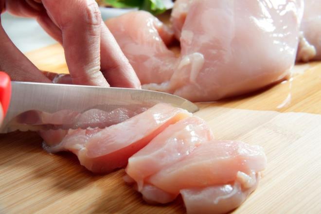 TAVUK ETİNİN RİSKLERİ    İtalya?da yapılan ve Nutrients dergisinde yayımlanan araştırmaya 4.000?den fazla katılımcı dahil edildi. Katılımcılara, yaşam tarzları, sağlık durumları, demografik geçmişleri ve gıda tüketim alışkanlıkları hakkında detaylı bilgiler verilmeleri istendi. Araştırma, katılımcıların et tüketimlerini; kırmızı et, tavuk eti ve toplam et tüketimi olarak inceleyerek, hangi tür etin hangi sağlık risklerine yol açtığını belirlemeyi amaçladı.