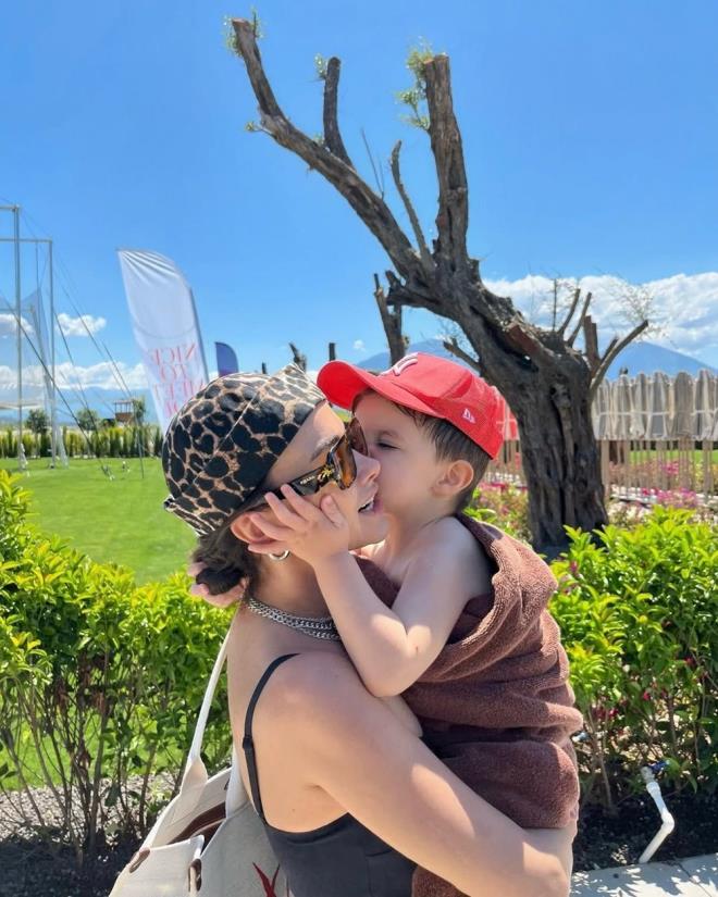 TATİLE GİTTİLER    Mutlu beraberlikleri devam eden ünlü çiftten Hande Soral, oyuncu eşi İsmail Demirci ve oğlu Ali ile tatile çıktı.