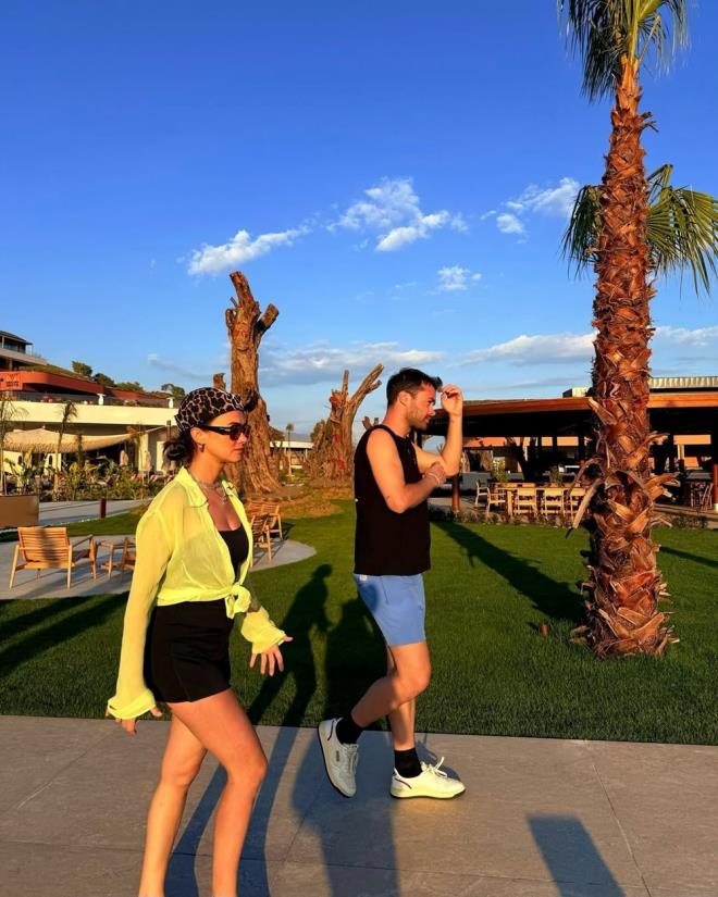 Ünlü oyuncu, kardeşi Bedirhan Soral'ın kendilerine eşlik ettiği tatil karelerini takipçileriyle paylaştı.