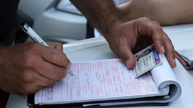 YENİ TRAFİK CEZALARI 2025 YASALAŞTI MI?    Meclis?te Adalet Komisyonunda, trafik cezalarının yükseltilmesine yönelik Karayolları Trafik kanunu?nda Değişiklik Yapılmasına ilişkin kanun teklifi geçtiğimiz haftalarda kabul edilmişti.    Bir sonraki aşamada ise kanun teklifi TBMM Genel Kurulu?nda oylamaya sunulacak ve kabul edilmesi durumunda Resmi Gazete?de yayımlanarak yürürlüğe girecek.    Teklifin, istisna tutulan maddeleri dışındaki tüm hükümleri, düzenlemenin yayımı tarihinden itibaren 2 ay sonra yürürlüğe girecek.