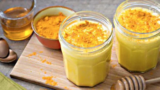 Altın Süt Nasıl Hazırlanır? Malzemeler: * 40 gram zerdeçal (yaklaşık 3 yemek kaşığı) * 1 su bardağından biraz daha az su (100-150 ml su) * Süt