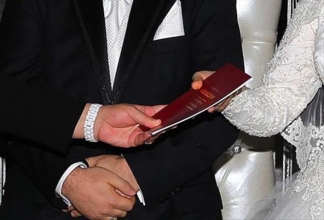 Ülkelere göre evlilik süreleri açıklandı. Peki bu listeye göre en uzun evlilik süresi hangi ülkede? İşte evliliği en uzun süren ülkeler ve Türkiye'nin sırası... <p><p>Evlilik, birçok kültürde kutsal bir bağ olarak görülse de, bu bağın süresi ülkeden ülkeye büyük farklılıklar gösterebiliyor. Sosyal normlar, ekonomik koşullar, eğitim düzeyi ve kültürel beklentiler gibi faktörler, çiftlerin evliliklerini ne kadar sürdürebildiklerini doğrudan etkiliyor. Bazı ülkelerde ömür boyu süren birliktelikler norm haline gelmişken, bazı toplumlarda evlilikler birkaç yıl içinde sonlanabiliyor.