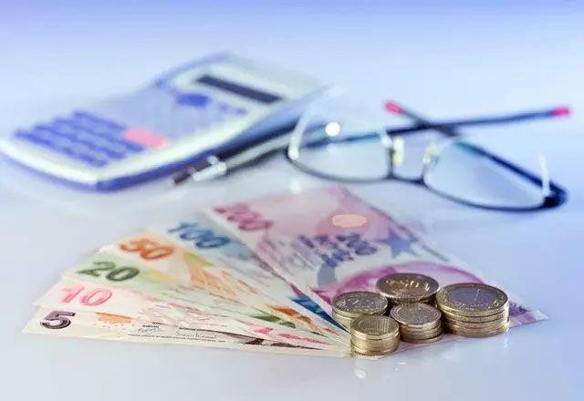 Kanuna göre sadece 2 yıl ve üzeri yüksek öğrenin görmüş olanlar 1. Dereceye hak kazanabiliyor. Derecenin küçülmesi memurun mevkiinin ehemmiyetini ve dolayısıyla çalışırken aldığı maaş ile emeklilikte aldığı maaşın yüksekliği açısından büyük önem arz ediyor. Türkiye Gazetesinde konu ile ilgili İsa Karakaş şunları söyledi: