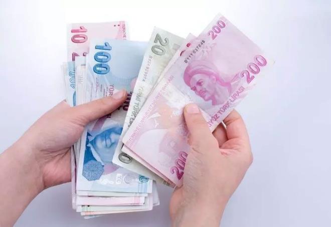 Memurların öğrenim durumuna göre azami yükselebilecekleri dereceler Devlet Memurları Kanunu'nda belirtiliyor. Buna göre en alt düzeyde öğrenim görmüş bir memur işe alındığında 15/1 dereceden başlatılmakta ve azami 7 dereceye kadar düşüyor.
