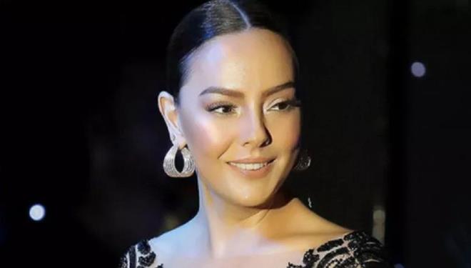 İp gibi kaşlarıyla hafızalara yerleşen Ebru Gündeş'e takipçileri "Kaşlar çok kötü" diye yazdı.