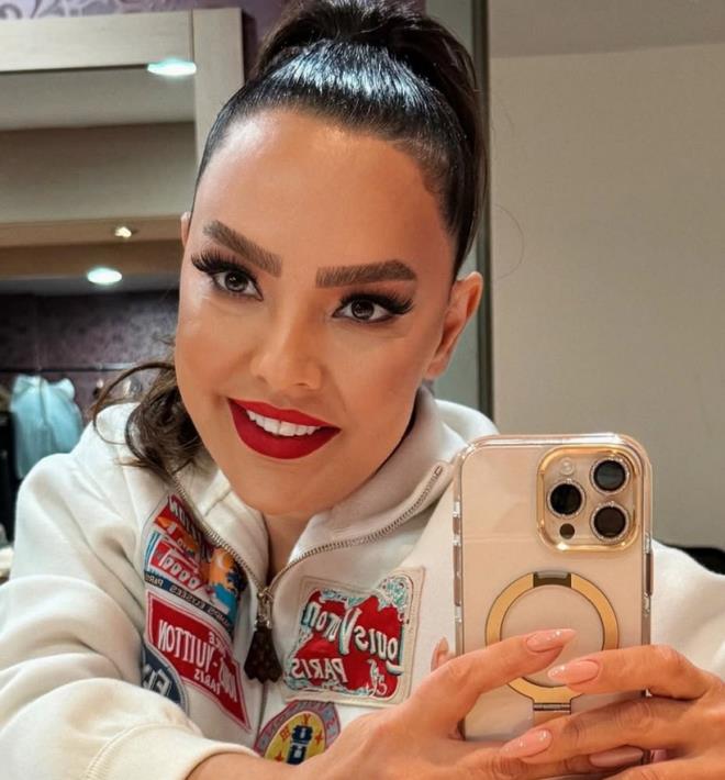 Gündeş'in önceki gün Instagram hesabından "Ebru sahneye hazırım fotosu çeker:) Halbuki iki saat vardır daha" notuyla paylaştığı fotoğraf gündem oldu.