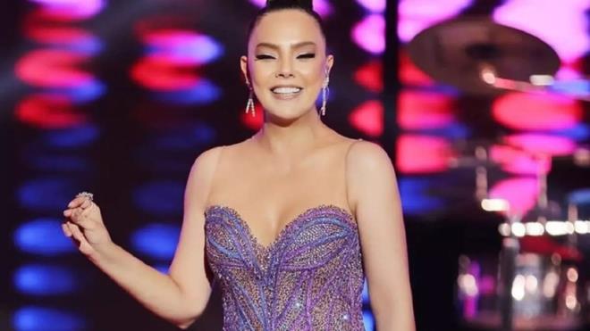 90'lı yıllardan itibaren adeta imzası haline gelen, kusursuz şekilde alınmış ve belirgin kemerli kaşları, Ebru Gündeş'i dönemin diğer şarkıcılarından ayıran en çarpıcı detaylardan biriydi. Gündeş, o yıllarda moda olan ince kaş akımının resmen öncüsüydü.