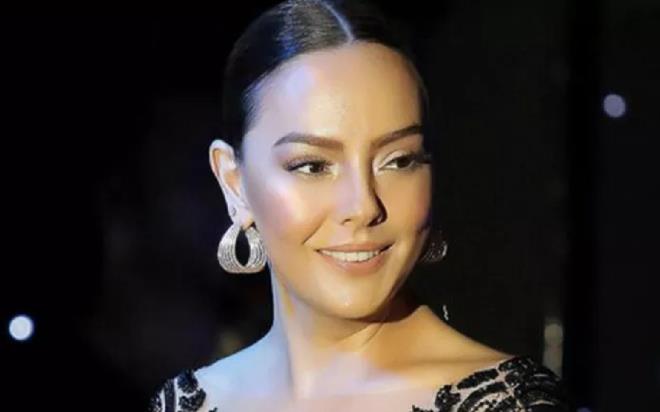 Ebru Gündeş son fotoğrafı ile sosyal medyada çok konuşuldu. Şarkıcının kalın kaşları görenleri şaşırttı.