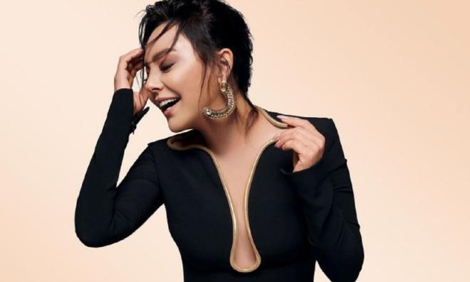 Ebru Gündeş sadece şarkılarıyla değil, özel hayatı ve sosyal medya paylaşımlarıyla da adından söz ettiriyor.