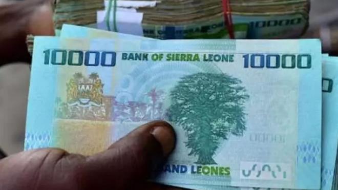 <p><strong>5)  SIERRA LEONE LEONESİ</strong></p>  <p> Sierra Leone leonu (SLL), değerinin farklı faktörlerin bir araya gelmesinden etkilenmesi bakımından Laos kipine benzemektedir. Bunlar arasında yüksek borç ve enflasyon seviyeleri ile yavaş ekonomik büyümenin yanı sıra Ebola virüsü salgını gibi büyük sağlık krizlerinin kalıcı etkileri de yer alıyor.</p>  <p><strong>4)  LAOS KİPİ</strong></p>  <p> Lao veya Laos kipi (LAK), bir dizi faktörün bir araya gelmesi nedeniyle en zayıf küresel para birimlerinden biridir. Bunlar arasında yüksek enflasyon, yavaş ekonomik büyüme ve artan dış borç yer alıyor.</p>