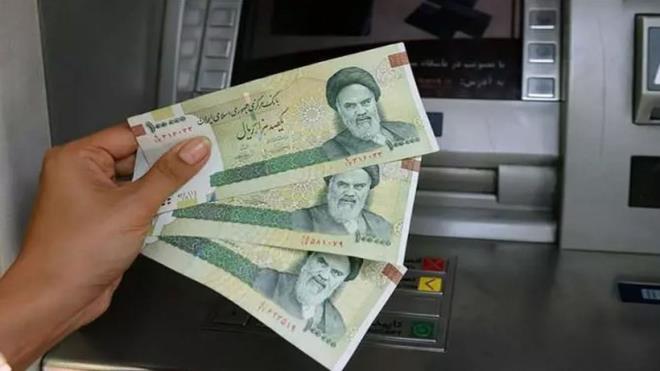 1)  LÜBNAN LİRASI     <p>    Lübnan poundu (LBP) dünyanın en zayıf para birimidir ve birkaç yıldır bu listenin başında ya da yakınında yer almaktadır. Bunun başlıca nedeni yüksek enflasyon ve durgun ekonominin yanı sıra siyasi istikrarsızlık. Ülke ayrıca 2019'dan bu yana bir bankacılık krizinden muzdarip.