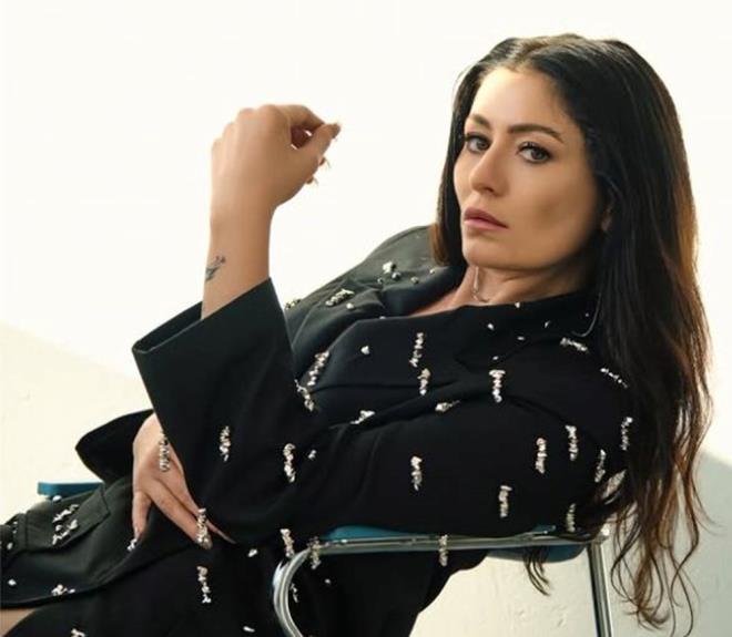 Dizide 3 çocuğu Aslı, Sezin ve Murat?ı babasız büyüten güzel bir kadın olan Hülya'yı canlandıracak Deniz Çakır'dan set pozu geldi.