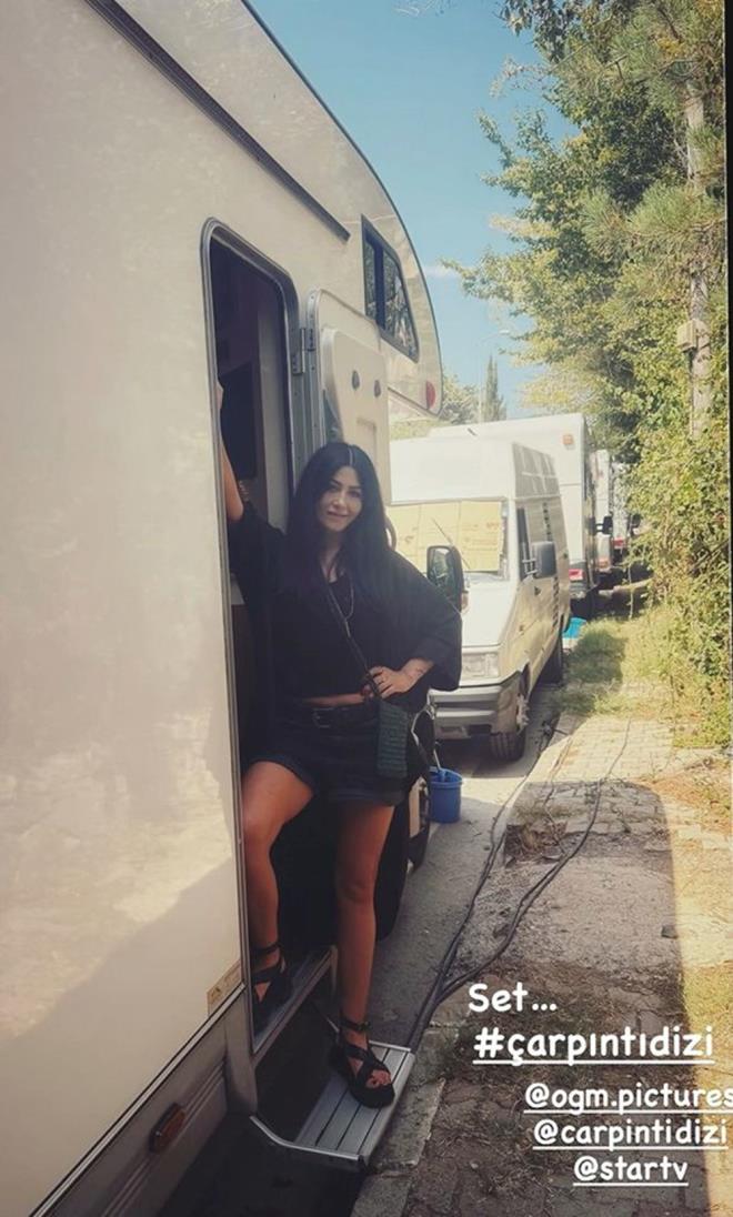 Uzun bir aradan sonra Çarpıntı ile ekranlara dönecek olan Çakır, karavanı önünde verdiği pozu "Set" notuyla takipçilerinin beğenisine sundu.