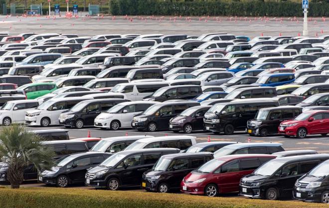 Yeni düzenleme kapsamında otomobil ithalatına getirilen ek vergi uygulamalarının, Japonya menşeli araçları doğrudan etkilemesi bekleniyor. Özellikle hibrit ve elektrikli modellerde vergi oranlarının artmasıyla fiyatların yükselme ihtimali gündemde.  <p>  Türkiye?de yoğun ilgi gören Honda, Toyota, Subaru ve Nissan gibi modellerin liste fiyatlarında artış yaşanacak