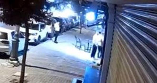 "EV SAHİBİ İKİ HAFTA SÜRE VERDİ"    Kirasını ev sahibine ulaştıramayan Ali Sevim, ev sahibinin iki hafta süre verdiğini dile getirip "Para bulursak ödeyeceğiz." dedi.    Parayı yatırdığı sırada yanında bulunan Şerif Yalçın ise "Gerekli yerlere başvurduk. Polise başvurduk. Bu hırsızlıktır. Bunu götürüp polise verebilir." diye konuştı.    Avcılar?da sosyal medya üzerinden parayı alan kişiye ulaşmaya çalışan üç arkadaştan biri, bu kişiyi dün teşhis ederek durdurdu. Durumu anlatıp parayı isteyen Şerif Yalçın?dan kısa süre isteyen bu kişinin, aldığı parayı teslim edeceğini söylediği öğrenildi.