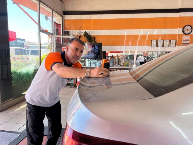 Otomobil almak isteyen A.S., beğendiği 1996 model Toyota Corolla otomobili inceledikten sonra satıcı tarafından sadece 2 parça değişen olarak bilgilendirildi.