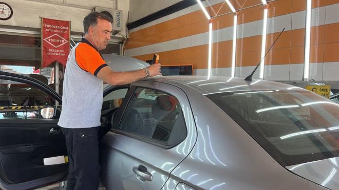 Son zamanlarda artan araç birleştirme olaylarına dikkat çeken oto ekspertiz uzmanı Şenol Uysal, "Bir aracı 2 değişen diye getirdiler ama araçtaki değişen parçalara da hepsine sök tak değişme işlemi yapılmış, bu parçalardan 5 parçasına da sök tak yazılmış rapora. Biz bu aracı incelediğimizde aracın tavanının değişik olduğunu, direklerden kesmeler olduğunu diğer parçaların da hepsinin çıkma yapılarak değişim olduğunu belirledik ve toplama araç olduğunu parçaların ise farklı farklı araçlardan alındığını tespit ettik. Aracı alacaklar ise almaktan vazgeçti, bize teşekkürlerini bildirdi." dedi.