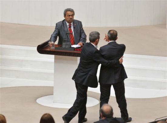 <P><B>İŞTE O KONUŞMALAR</B></P>  <p>KAMER GENÇ (Devamla) - Bu tarihî gerçeğe göre, eğer Atatürk İstiklal Savaşı'nı     kazanmasaydı… </p>  <p>MUHYETTİN AKSAK (Erzurum) - Ya, kıvırıyorsun! Yaşına yakışmıyor kıvırmak! </p>  <p>KAMER GENÇ (Devamla) - … bu cumhuriyeti kurmasaydı, kadınlara bu hakları tanınmasaydı     ne olurdu? Siz başka bir devletin vatandaşı olurdunuz. Çünkü Gaziantep'i Fransızlar     işgal etmişti, Fransızların vatandaşı olurdunuz. </p>