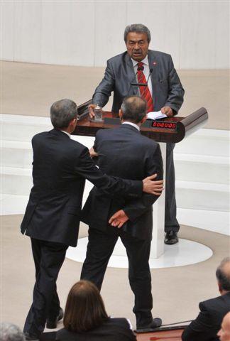 Bugün Kamer Genç, kürsüde konuşurken AK Parti ve CHP'li vekiller birbirine girdi. Çıkan kargaşa üzerine Meclis TV yayınını kesti.